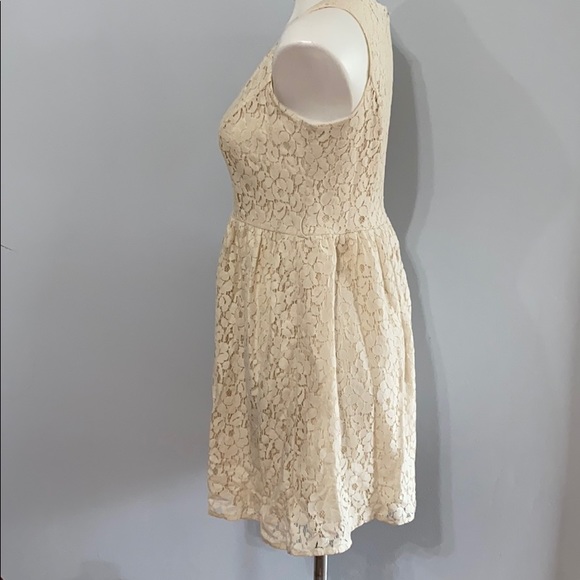 Cream Lace Sleeveless Dress - Picture 4 of 6